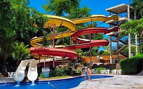 SUÍTE PARA ATÉ 4 PESSOAS EM GOLDEN DOLPHIN GRANDE HOTEL PISCINA 24h